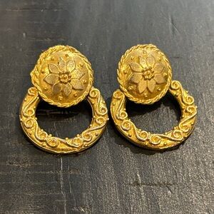 Vintage Poinsettia Wreath Door Knocker Gold Tone Earrings Dangle